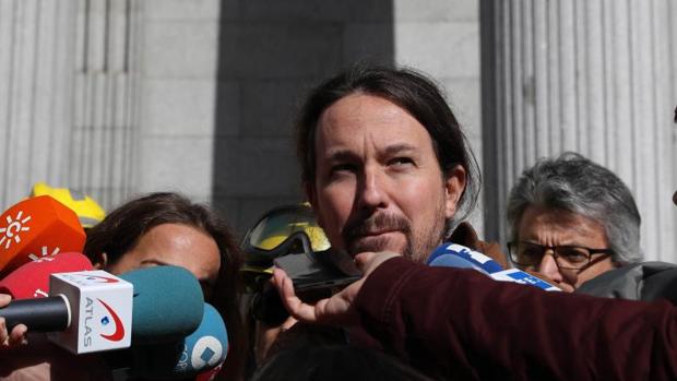 El líder de Podemos, Pablo Iglesias, este miércoles en la puerta del Congreso de los Diputados