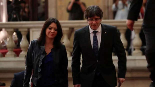 El expresidente de la Generalitat Carles Puigdemont junto a su mujer, Marcela Topor