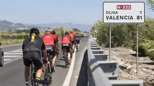 Imagen de archivo de un grupo de ciclista tomada en una carretera de la provincia de Valencia