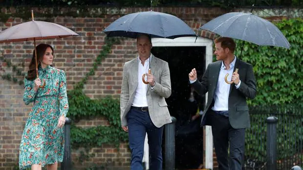 Los Duques de Cambridge y el Príncipe Enrique, el miércoles en Kensington