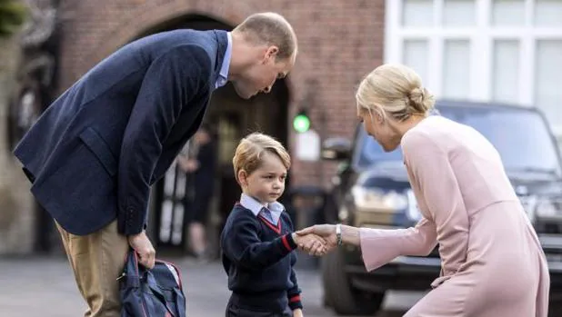 Imagen del Príncipe Jorge de Inglaterra en su primer día de colegio