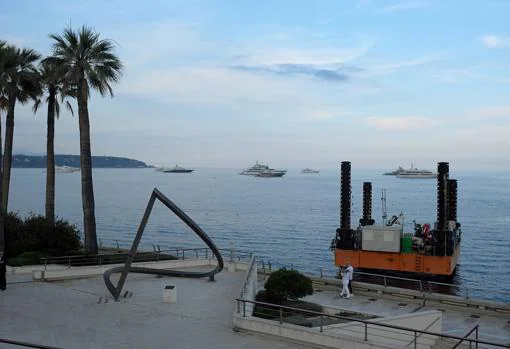 Una máquina de dragado en la bahía de Mónaco