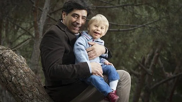 Francisco Rodríguez Criado, autor de «El diario Down», y su hijo Chico