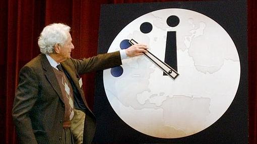 El premio Nobel Leon M. Lederman adelantando a las 11:57 el reloj el año pasado