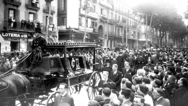 La comitiva fúnebre de Antonio Gaudí por las calles de Barcelona el 12 de junio de 1926