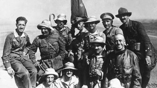 Franco, junto a una de las banderas de la Legión
