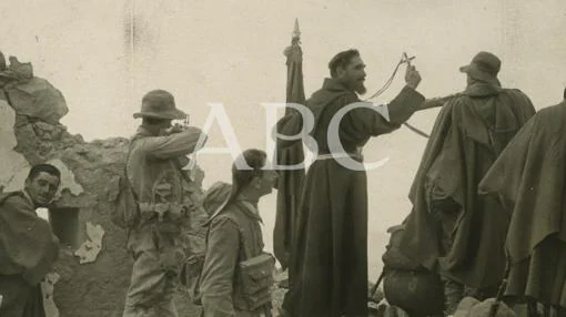 El Padre Revilla se dirige a los legionarios antes de una acción en 1921