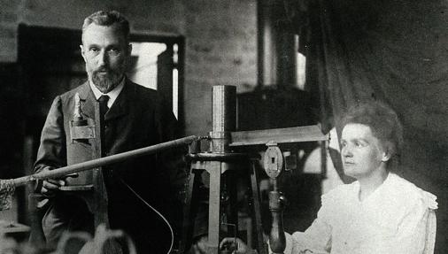 Pierre y Marie en su laboratorio de París.