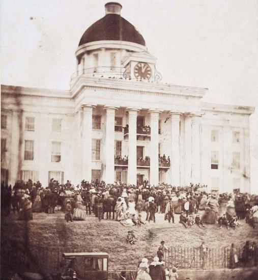 Jefferson Davis es juramentado como presidente de los estados confederados de América el 18 de febrero de 1861, en los pasos del capitolio del estado de Alabama.