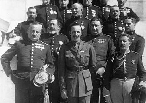 1930: en primera fila: Primo de Rivera, Alfonso XIII y Cavalcanti