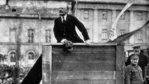 Lenin dirigiéndose al Ejército Rojo en Moscú el 5 de mayo de 1920, a la derecha de la foto Leon Trotski