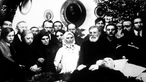 a mujer de Lenin, Krupskaia (segunda a la izquierda), junto al cadáver de su marido.