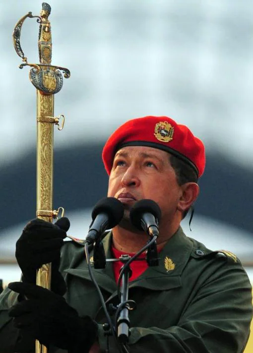 Hugo Chávez sostiene la espada del "libertador"