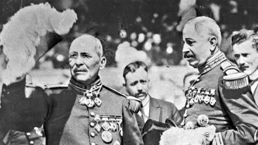 Presidente Victoriano Huerta y el secretario de Guerra Blaquet