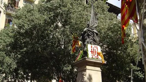 Ofrenda floral en el monumento a Rafael Casanova en Barcelona.