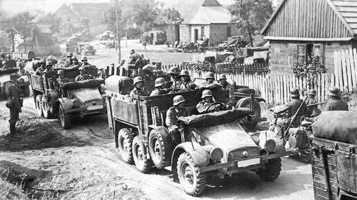 Las tropas alemanas motorizadas avanzan tras las divisiones panzer hacia el frente polaco en septiembre de 1939