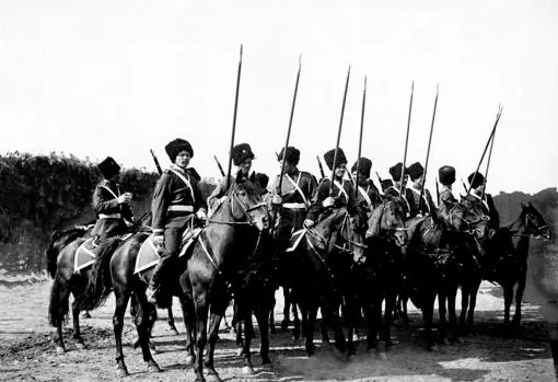 En el norte de Europa, un grupo de cosacos preparados para el combate