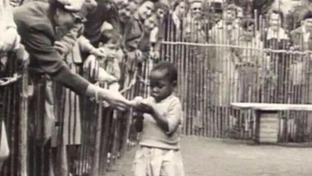 Una niña procedente del Congo en la sección dedicada a este país en la Exposición General de Bruselas de 1958