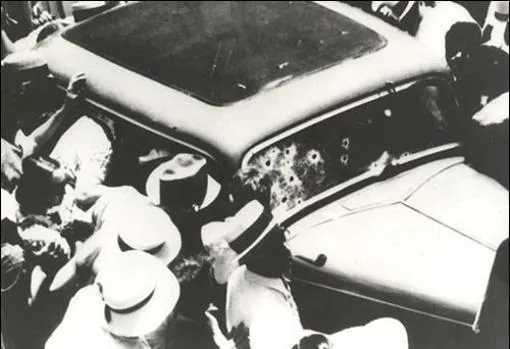 Una multitud congregada alrededor del Ford de los famosos fugitivos Bonnie y Clyde,, después de la emboscada que acabó con sus vidas