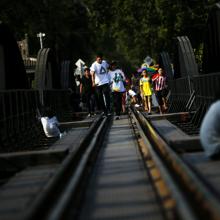 Turistas visitan el ferrocarril de la muerte