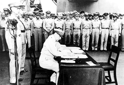 MacArthur firma la rendición de Japón a bordo del Missouri, Percival a la izquierda