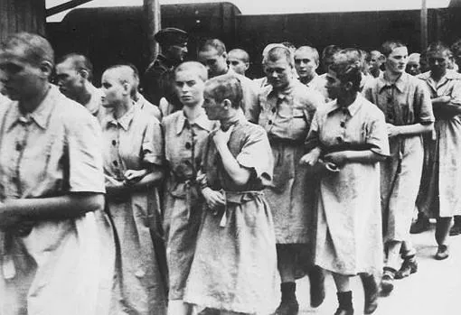Mujeres en el interior del campo de concentración
