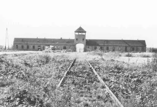 Entrada principal al campo de exterminio de Auschwitz-Birkenau