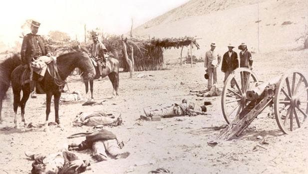 El comandante del Ejército chileno observa los cadáveres de soldados peruanos, tras la batalla de Chorrillos