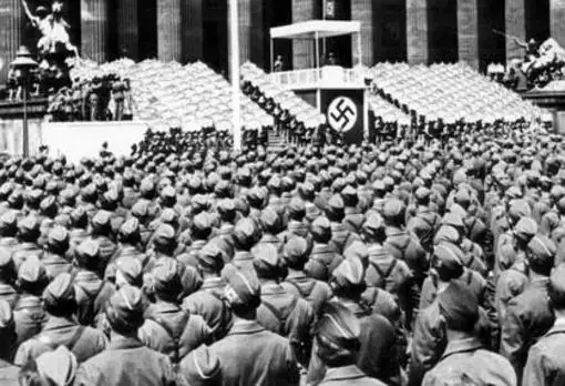 La Legión Cóndor, escuchando las palabras de Hitler tras volver de España