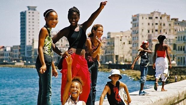 Niñas como estas que se divierten en el malecón de La Habana se prostituyen en Cuba por unos dólares