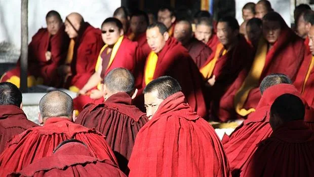 Un grupo de monjes budistas reza en el monasterio de Sera, a las afueras de Lhasa