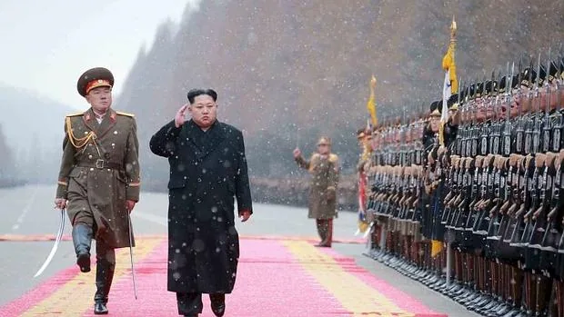 Imagen de estas navidades de Kim Jong Un saludando a las tropas de su ejército