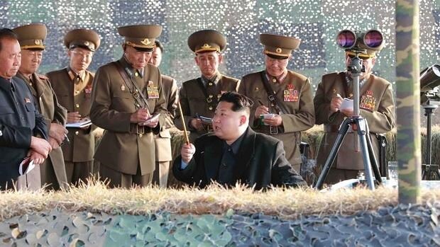 Kim Jong-un, junto a militares norcoreanos