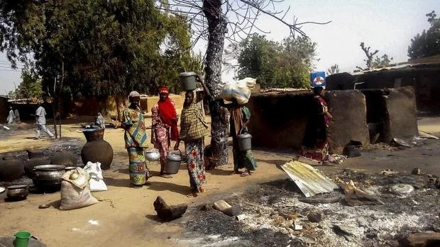 Varias mujeres abandonan el pueblo de Mairi, en el estado de Borno, Nigeria, el 8 de febrero de 2016, debido a los ataques perpetrados por el grupo terrorista Boko Haram
