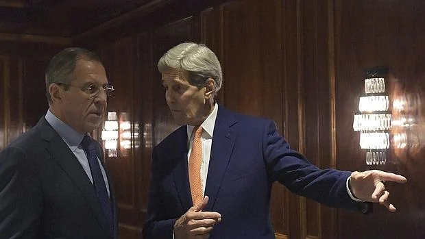 Serguéi Lavrov (i) junto con el secretario de Estado estadounidense, John Kerry (d) durante un encuentro en Viena,
