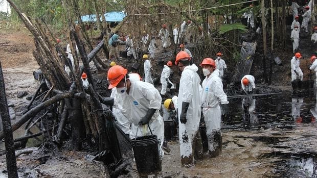 Un grupo de trabajadores recogen crudo en la quebrada Inayo (región Amazonas) tras la fuga del 25 de enero