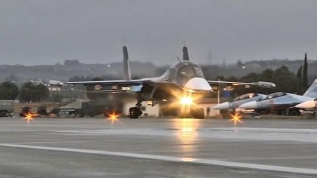 Un avión ruso despega de la base de Hmeymin Jmeinim, Siria, con rumbo a Rusia, tras el repliegue ordenado por Putin