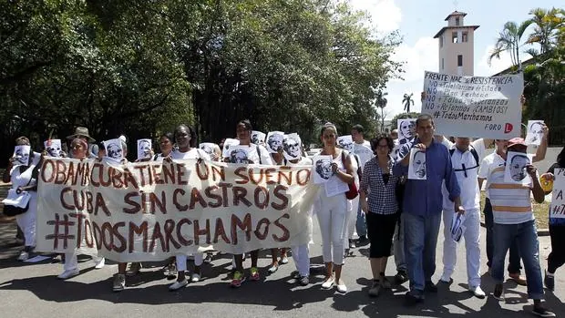 Marcha de las Damas de Blanco el pasada domingo junto a la iglesia de Santa Rita en La Habana