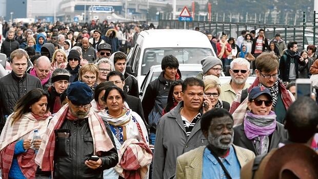Cientos de pasajeros son evcuados del aeropuerto de Bruselas, tras producirse dos explosiones que causaron 11 muertos