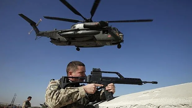 Soldados alemanes aseguran la zona de aterrizaje de un helicóptero en Kunduz, Afganistán, en una imagen de 2010
