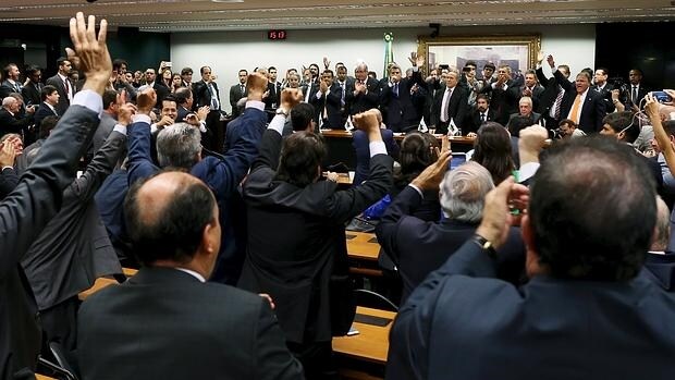 Los miembros del PMDB votan a mano alzada en Brasilia su salida del Gobierno brasileño