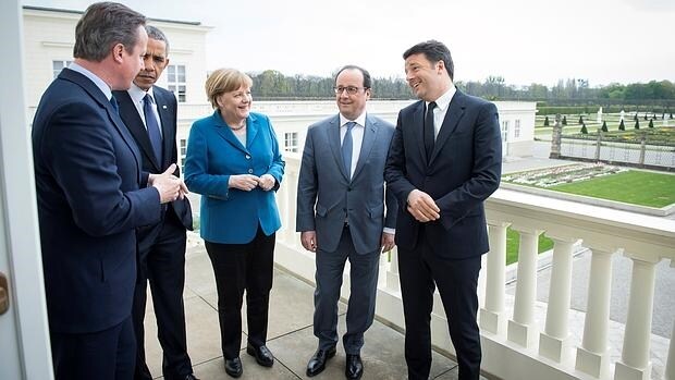 De iaquierda a derecha, Angela Merkel (c), junto a David Cameron, Barack Obama, Francois Hollande y Matteo Renzi (de izquierda a derecha), antes de reunirse este lunes en Schloss Herrenhausen (Hannover)