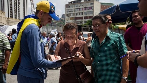 La Asamblea de Venezuela destituye al ministro de Alimentación por la escasez