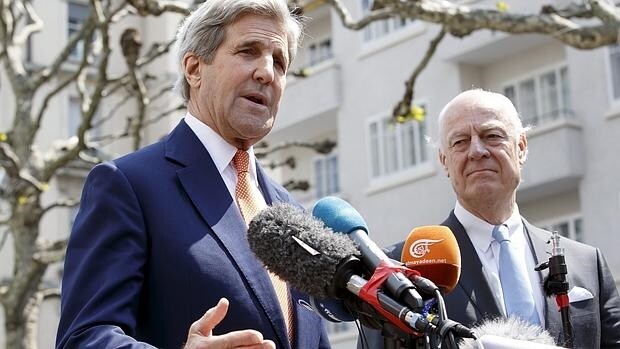 El secretario de Estado de EEUU, John Kerry (i), y el enviado especial de la ONU para Siria, Staffan de Mistura, comparecen ante los medios tras una reunión bilateral la crisis siria, en Ginebra