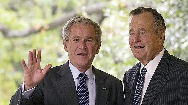 George W. Bush (i) junto a su padre George H. W. Bush (d), en una foto de archivo