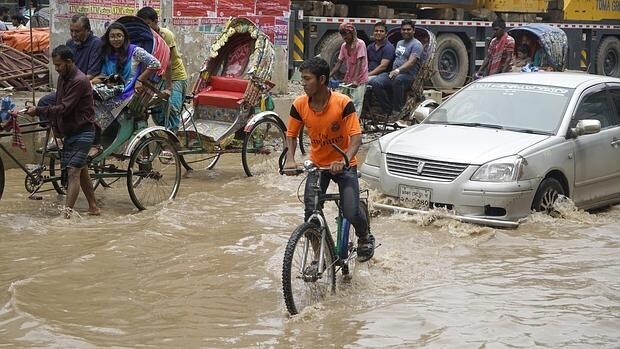 Las inundaciones se producen en la calles de Daca, en el interior de Bangladesh. Un país que está viviendo las elecciones más violentas de su historia