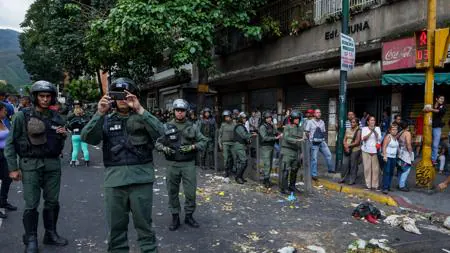 La Guardia Nacional Bolivariana vigilas una calle de Caracas durante la protesta del pasado jueves