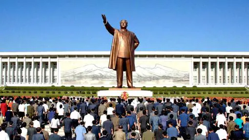 El régimen norcoreano alimenta el culto a la dinastía Kim, como muestra esta estatua de Kim Il-sung en Pyongyang