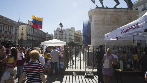 La carpa de Venezuela al lado de la de Podemos