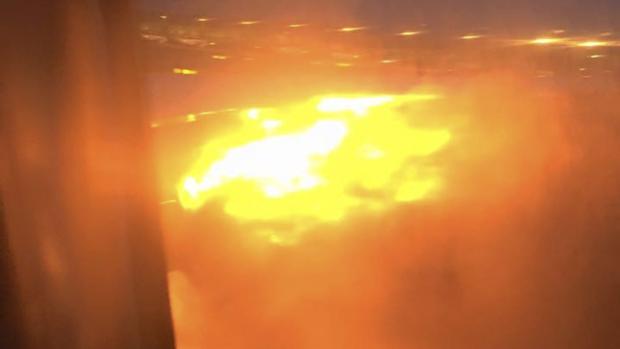 Fotografía tomada desde el móvil de uno de los pasajeros que muestra el incendio en el ala del avión